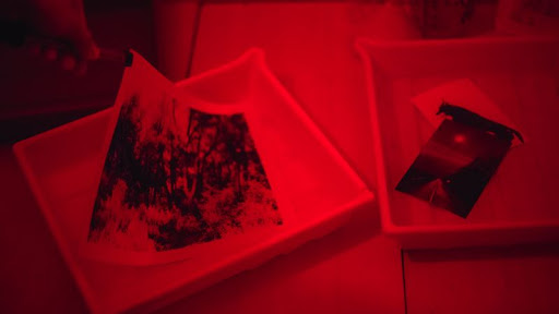Sviluppo analogico e post-produzione in camera oscura